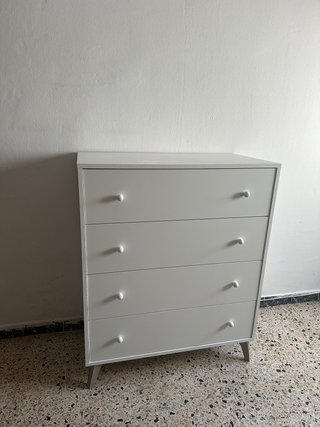 Cajonera de habitación gris y blanca