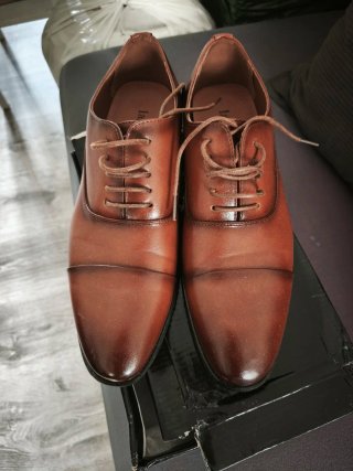 Traje de hombre beige + zapatos color marrón.