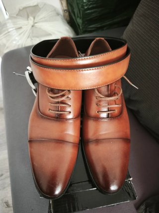 Traje de hombre beige + zapatos color marrón.