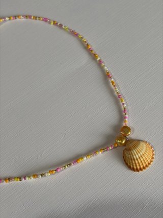 Collana conchiglia e perline color oro
