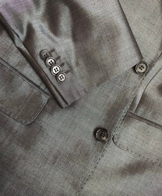 Traje de hombre plateado