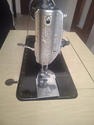 Máquina de coser antigua negra
