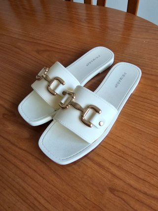 Sandalias blancas Primark con hebilla dorada