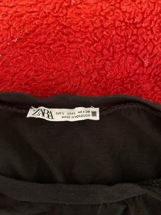 Camiseta negra con volantes