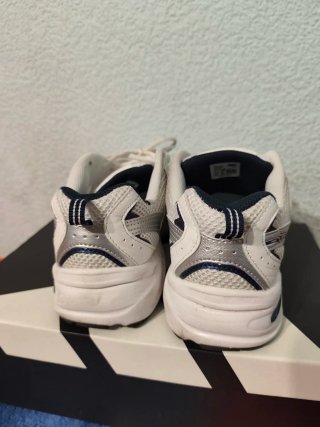 New Balance 530 Talla 45 Plata/Blanco
