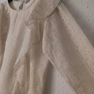 Blusa calada con volantes de Zara