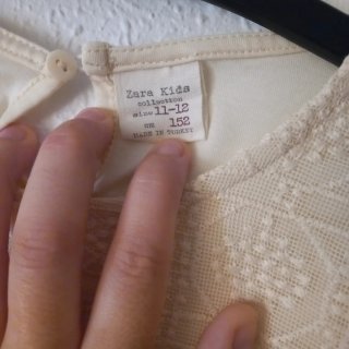 Blusa calada con volantes de Zara