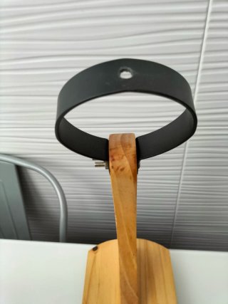 Jamonero de madera con soporte de hierro.