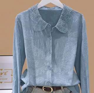 Camisa azul con cuello de encaje