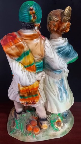 Figura de cerámica decorativa pareja.
