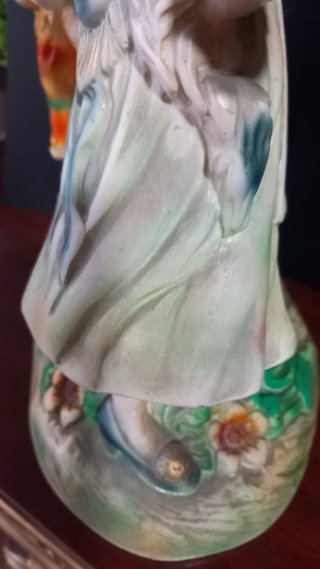 Figura de cerámica decorativa pareja.