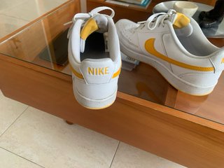 Zapatillas Nike blancas y amarillas