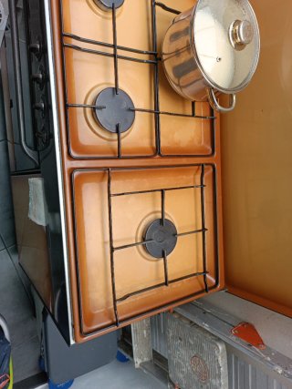 Cocina de gas con bombona de butano.