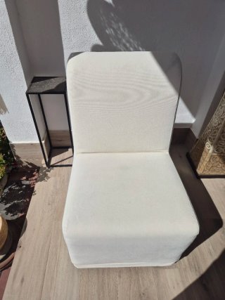 Mesa y 4 sillas con ruedas de jardín