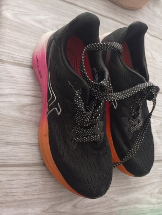 Zapatillas deportivas de décimas  negras y naranja