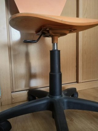 Silla de escritorio naranja con ruedas
