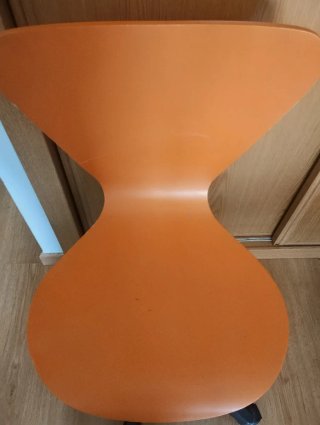Silla de escritorio naranja con ruedas