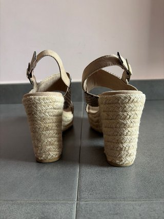 Sandalias Corina Plataforma Beige Doradas
