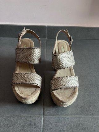 Sandalias Corina Plataforma Beige Doradas