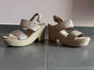 Sandalias Corina Plataforma Beige Doradas