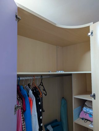 Armario de rincón alto de madera
