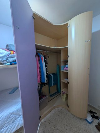 Armario de rincón alto de madera
