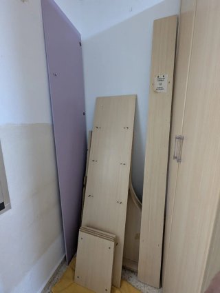 Armario de rincón alto de madera
