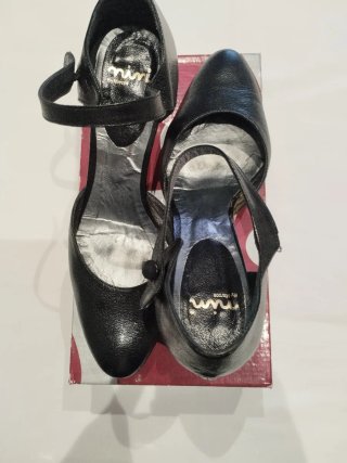 Zapatos de tacón negros, con un tacón de 8 cm