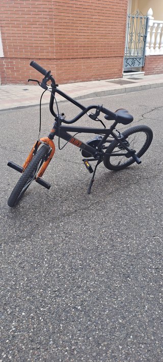 Bicicleta BMX Naranja y Negra