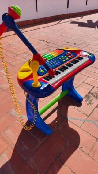Piano de juguete con micrófono
