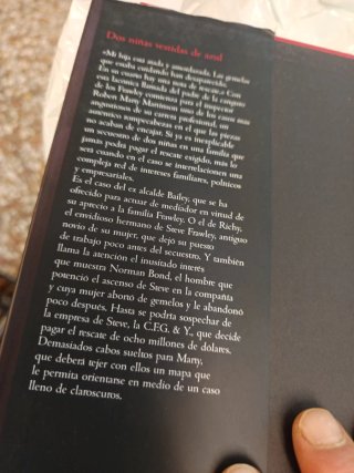 Dos niñas vestidas de azul