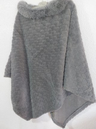 Poncho gris con cuello de pelo