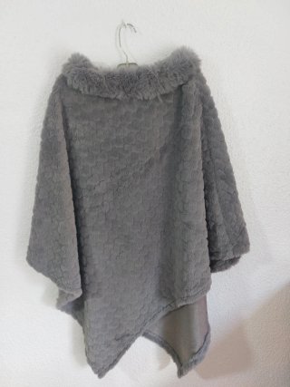 Poncho gris con cuello de pelo