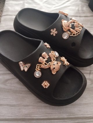 Sandalias negras con adornos dorados