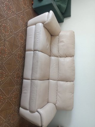 Sofá de piel beige