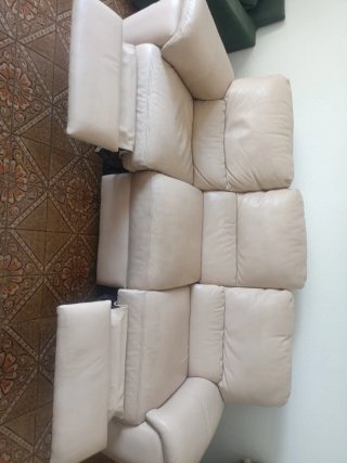 Sofá de piel beige