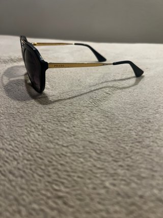 Gafas de sol Prada negras y doradas