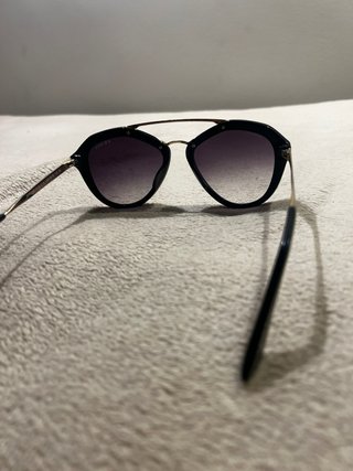 Gafas de sol Prada negras y doradas