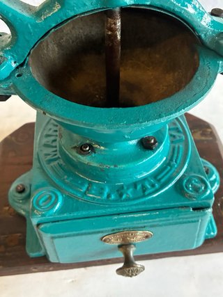 Antico macinacaffè restaurato