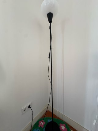 Lámpara de pie Ikea blanca y negra