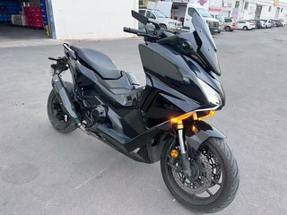 Honda Forza 750 negra