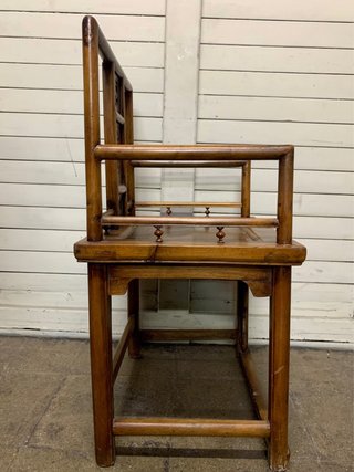 Silla antigua de madera tallada. China