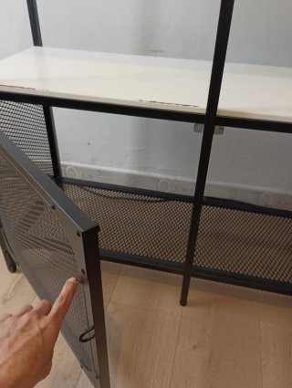 Mesa de almacenaje metálica y madera