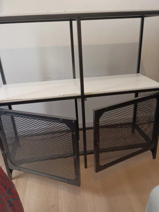 Mesa de almacenaje metálica y madera