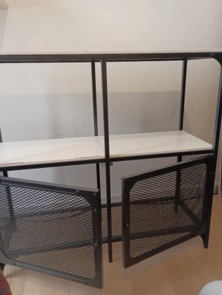 Mesa de almacenaje metálica y madera