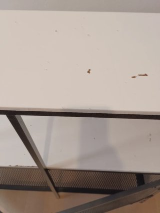 Mesa de almacenaje metálica y madera