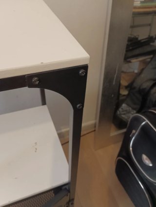Mesa de almacenaje metálica y madera