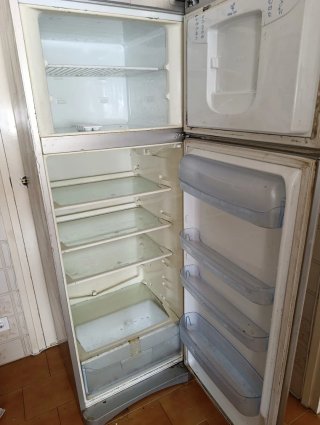 Nevera Indesit plateada