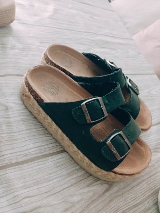 Sandalias planas verdes y beige