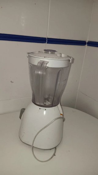 Batidora blanca con vaso de plástico
